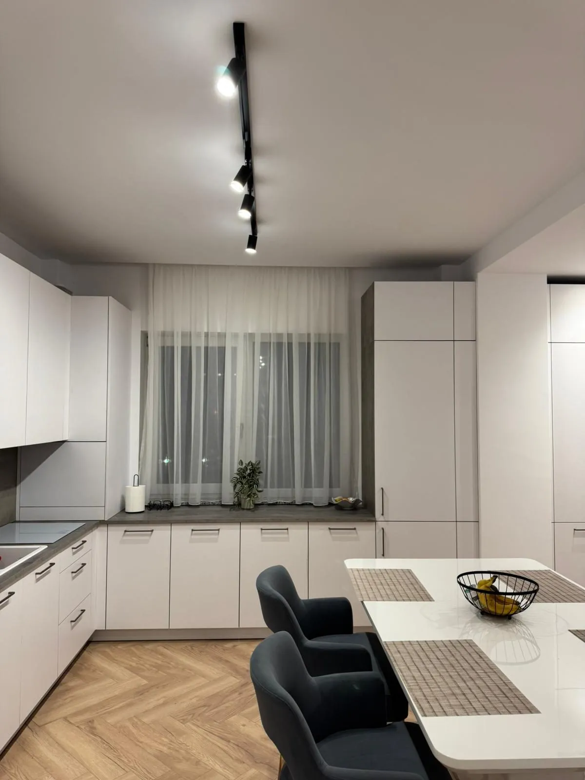 Manhattan Uni arctic white & concrete — bucătărie și zona de luat masa
