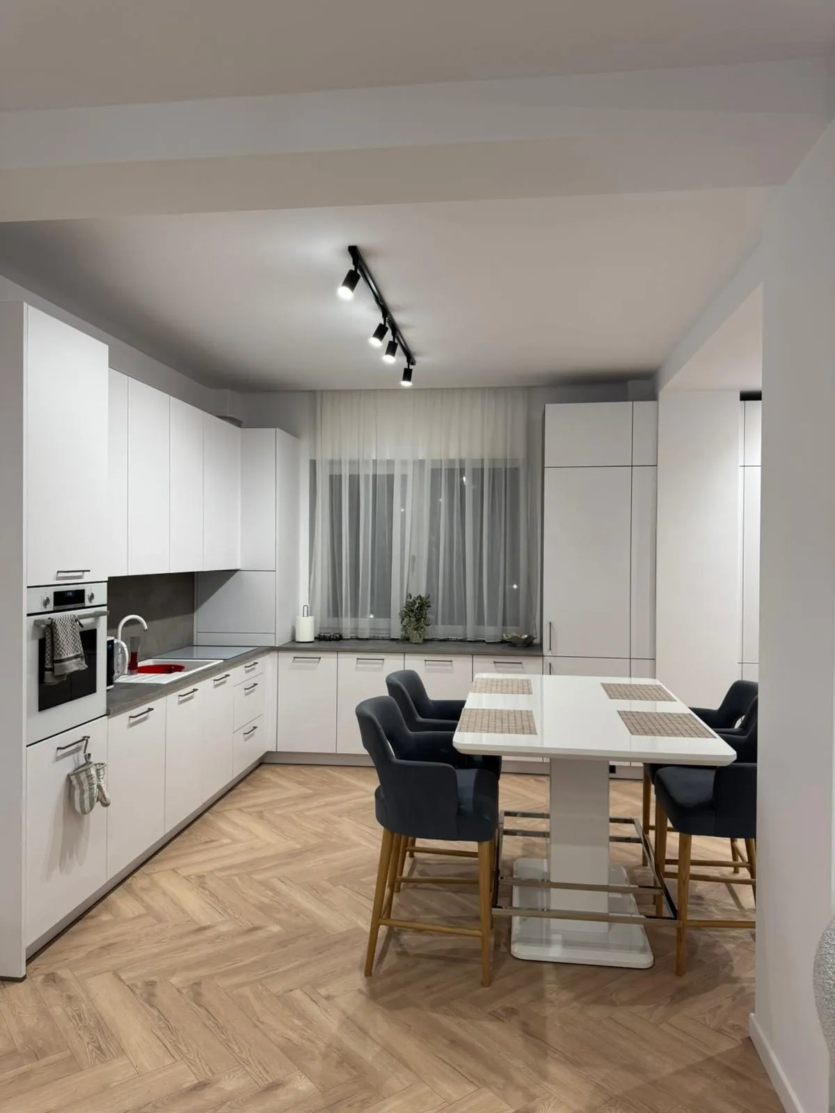 Manhattan Uni arctic white & concrete — bucătărie completă cu masă