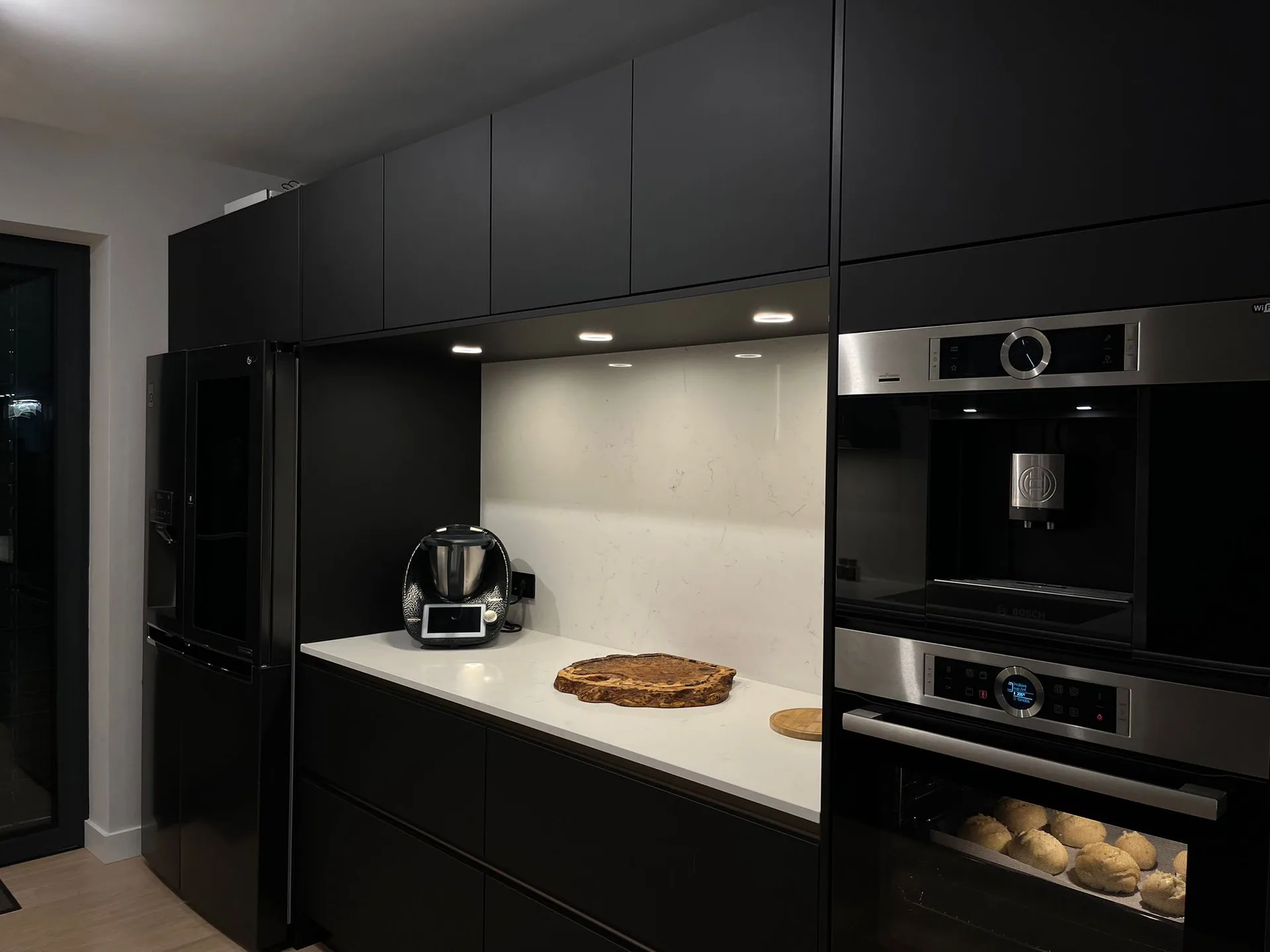Plus — black, blat quartz II, bucătărie Nolte Küchen — Ipotești, Suceava