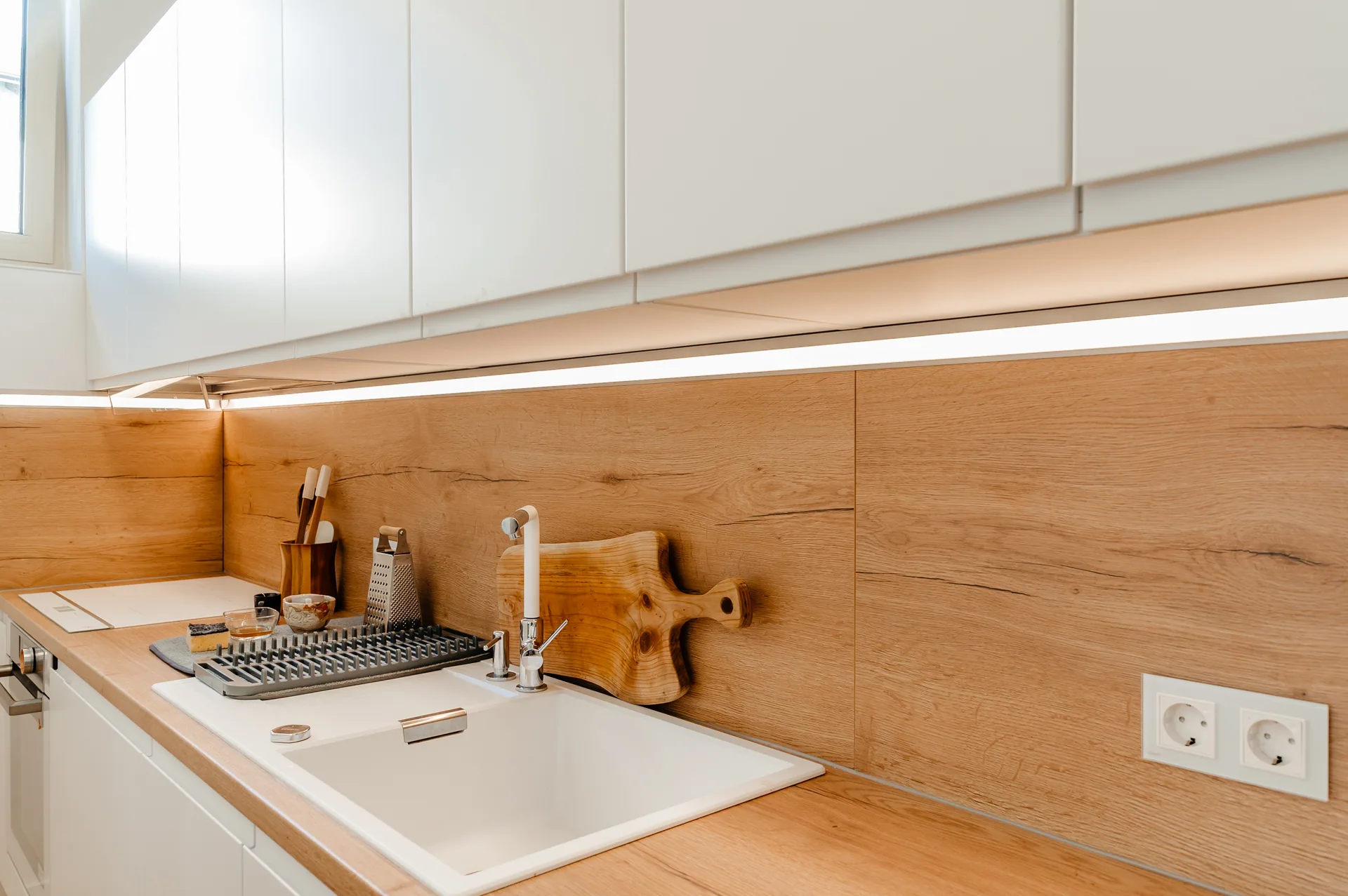 Sigma Lack — white, blat oak ventura, bucătărie Nolte Küchen — Suceava
