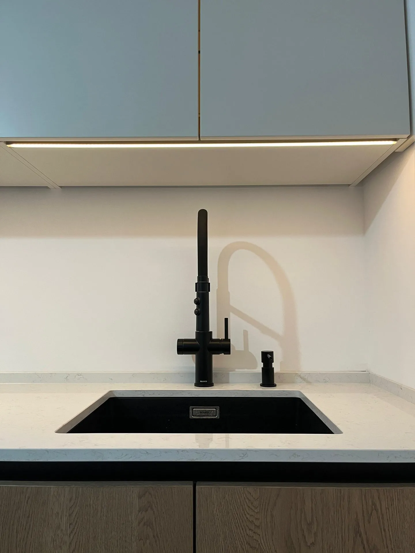 Soft Lack white, oak pinot — detaliu furnir cu iluminare LED
