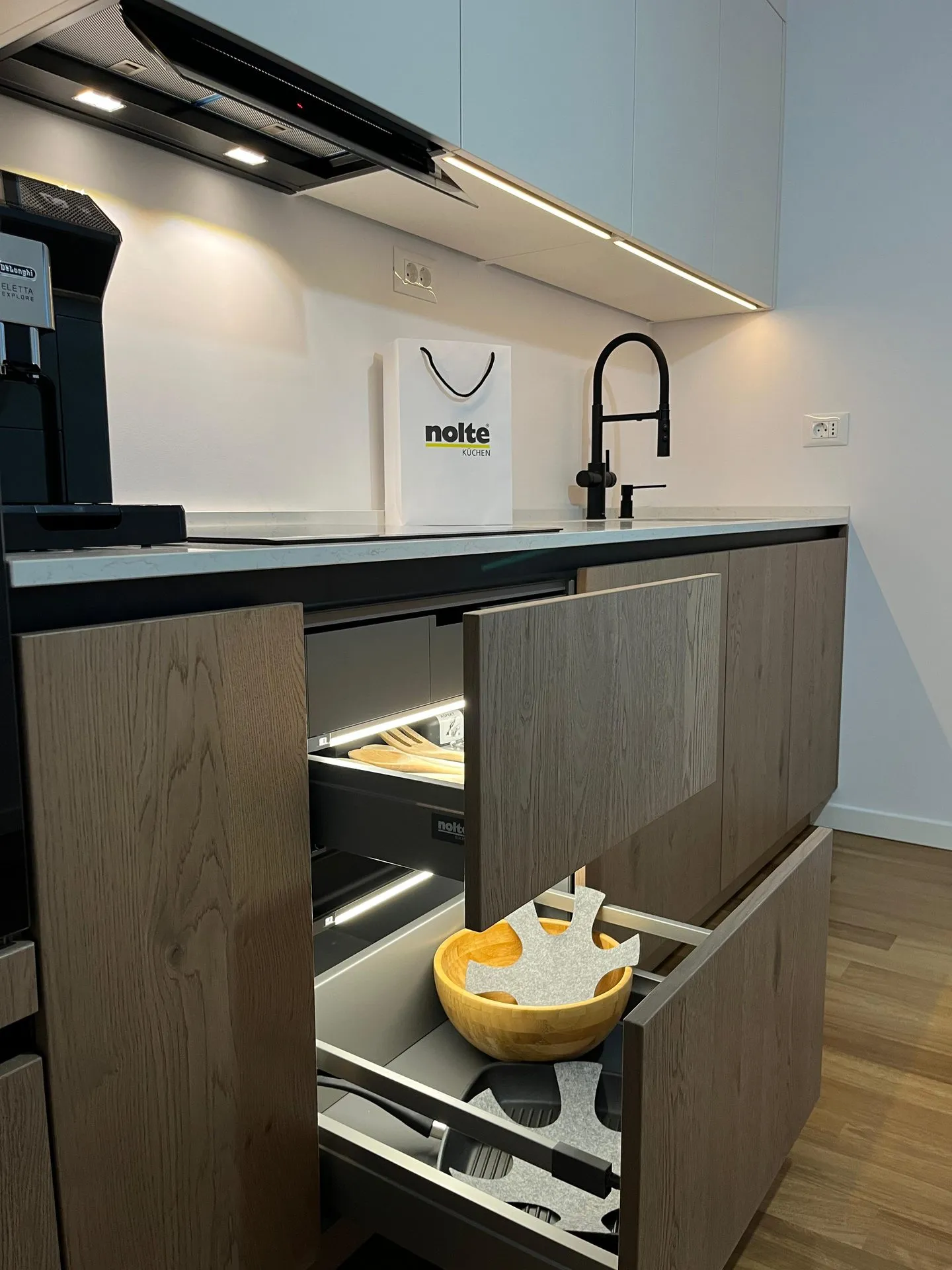 Soft Lack white, oak pinot — detaliu sertar cu organizare